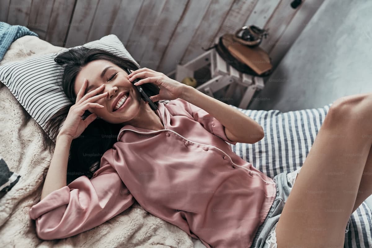 スマートフォンで通話する女性